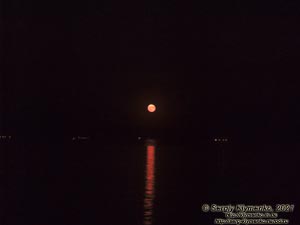 Одесса. Фото. На пляже «Лузановка» ночью. Луна над морем.