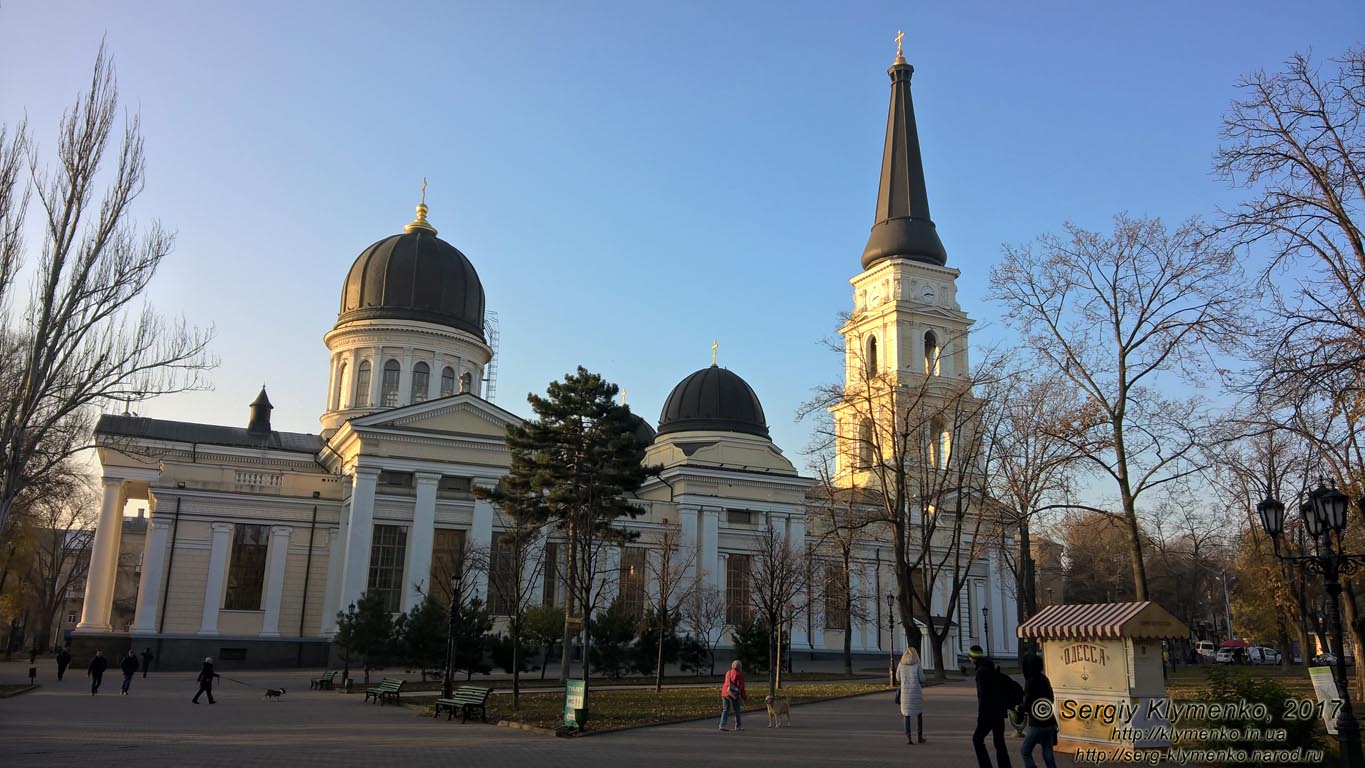 Одесса. Фото. Спасо-Преображенский кафедральный собор (построен в 1794-1808 годах, розрушен в 1936 году, отстроен заново в 1999-2005 годах).