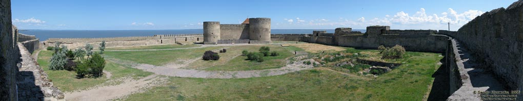 Белгород-Днестровская крепость, вид "Гарнизонного" двора от башни "Сторожевая" (панорама ~180°).