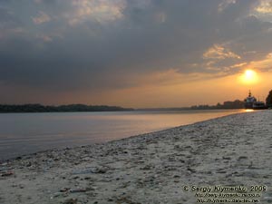 Одесская область. Измаил. Фото. Река Дунай (античное название - Истр). Возле кромки воды. Закат Солнца над Дунаем.