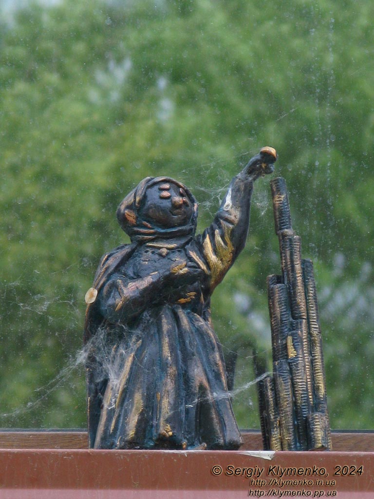 Ровенщина, Острог. Фото. Острожская академия. Комплекс строений бывшего монастыря Капуцинов. Миниатюрный монах ордена Меньших Братьев Капуцинов в окне здания.