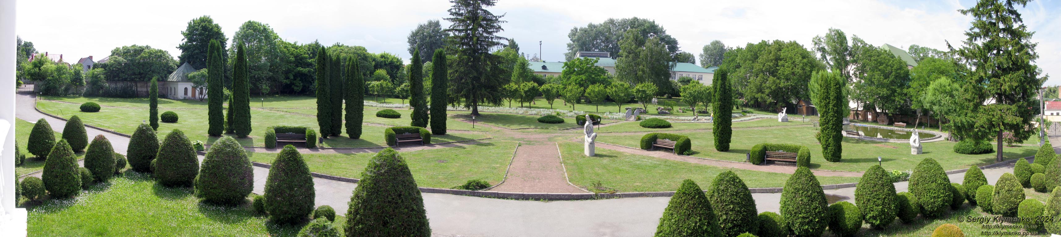 Ровенщина, Острог. Фото. Острожская академия, библиотечный парк. Панорама (~180°) парка с портала здания Научной библиотеки Острожской академии.