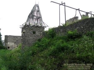 Закарпатская область, село Невицкое. Фото. Невицкий замок. Одна из башен полуовальной формы.