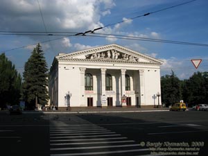 Мариуполь. Областной государственный русский драматический театр, Театральная площадь.