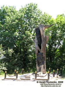 Святогорск, Донецкая область. Памятник на могиле лейтенанта В. М. Камишева.