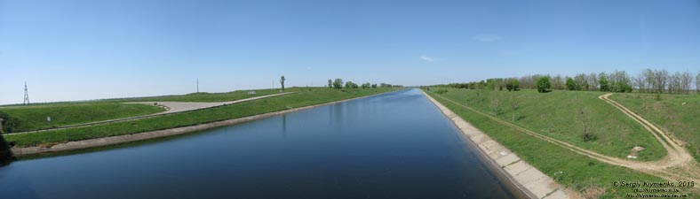 Херсонская область. Фото. Каховский магистральный канал вблизи города Каховка. Вид с моста. Панорама ~120°.