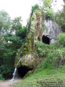 Парк в Малиевцах, пещера Кармелюка с искусственным водопадом (скальный монастырь).