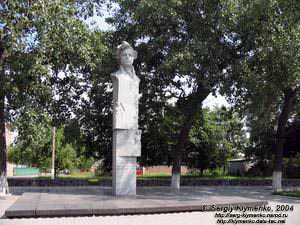 Городище. Памятник С.Гулаку-Артемовскому.