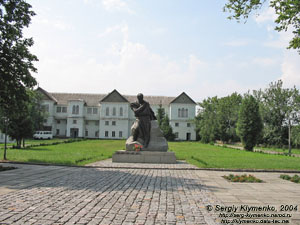 Корсунь-Шевченковский. Памятник Т.Г.Шевченко рядом со входом в Корсунь-Шевченковский заповедник.