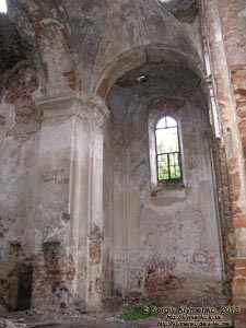 Хмельницкая область, Изяслав. Фото. Руины костёла Святого Ивана Хрестителя (начало возведения 1599 год) изнутри. Северный неф с окном.
