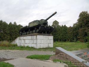Хмельницкая область, Изяслав. Фото. Самоходная артиллерийская установка ИСУ-152 («Зверобой», «Dosenoffner») на постаменте перед костёлом Святого Иосифа.
