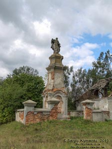 Львовская область, Белз. Фото. Придорожная колонна со скульптурой святого каплана Винцента (50°23'19.16