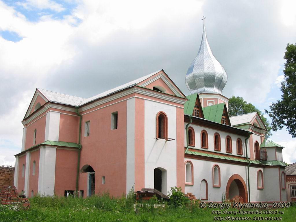 Густинський Свято-Троїцький монастир. На території монастиря.