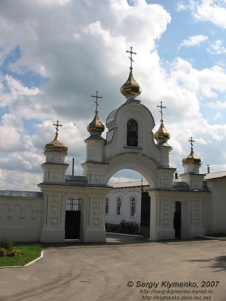 Путивль, Сумская область. Фото. Свято-Молченский монастырь, XVI-XIX века. Перед входом в монастырь.