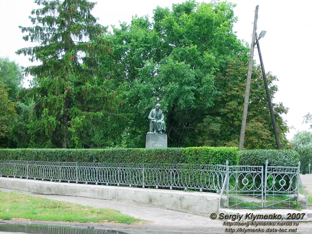 Великие Сорочинцы, Полтавская область. Фото. Памятник Н.Гоголю.