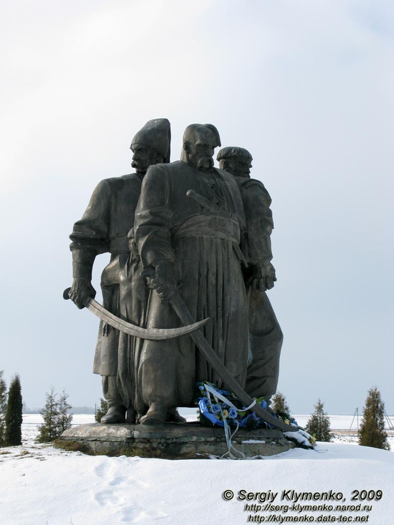 Ровенщина. Пляшева («Казацкие могилы»). Фото. Памятник казакам и крестьянам-повстанцам (скульптор Анатолий Кущ, 1991 год).