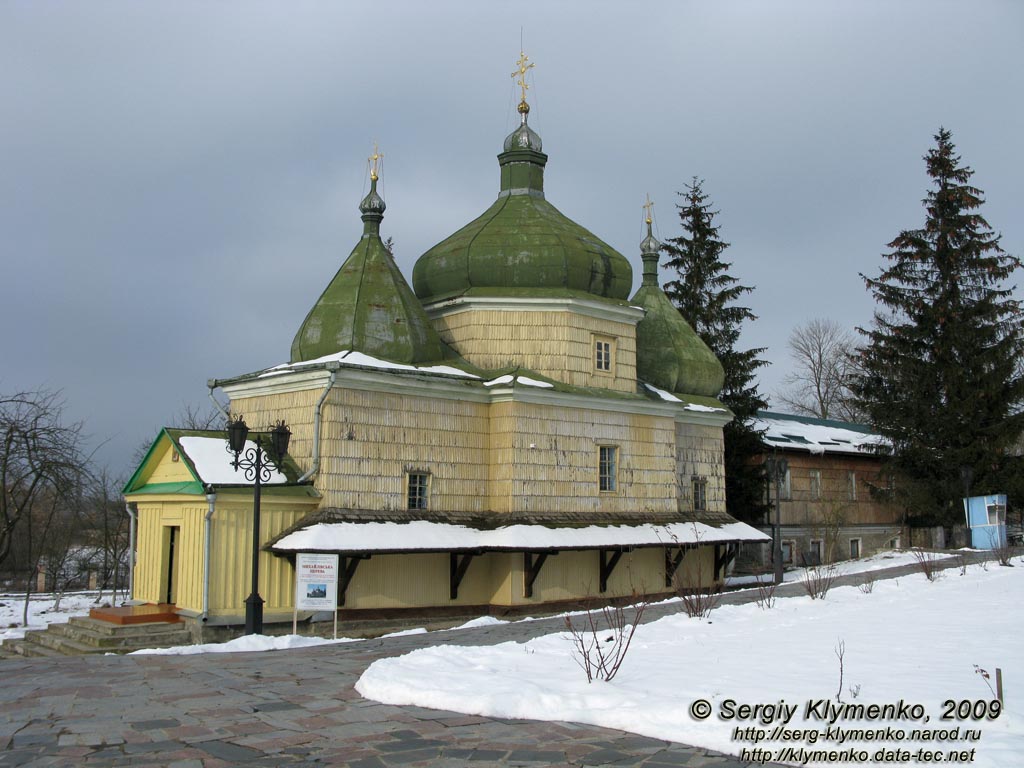 Ровенщина. Пляшева («Казацкие могилы»). Фото. Михайловская церковь, памятник архитектуры 1-й половины XVII века.