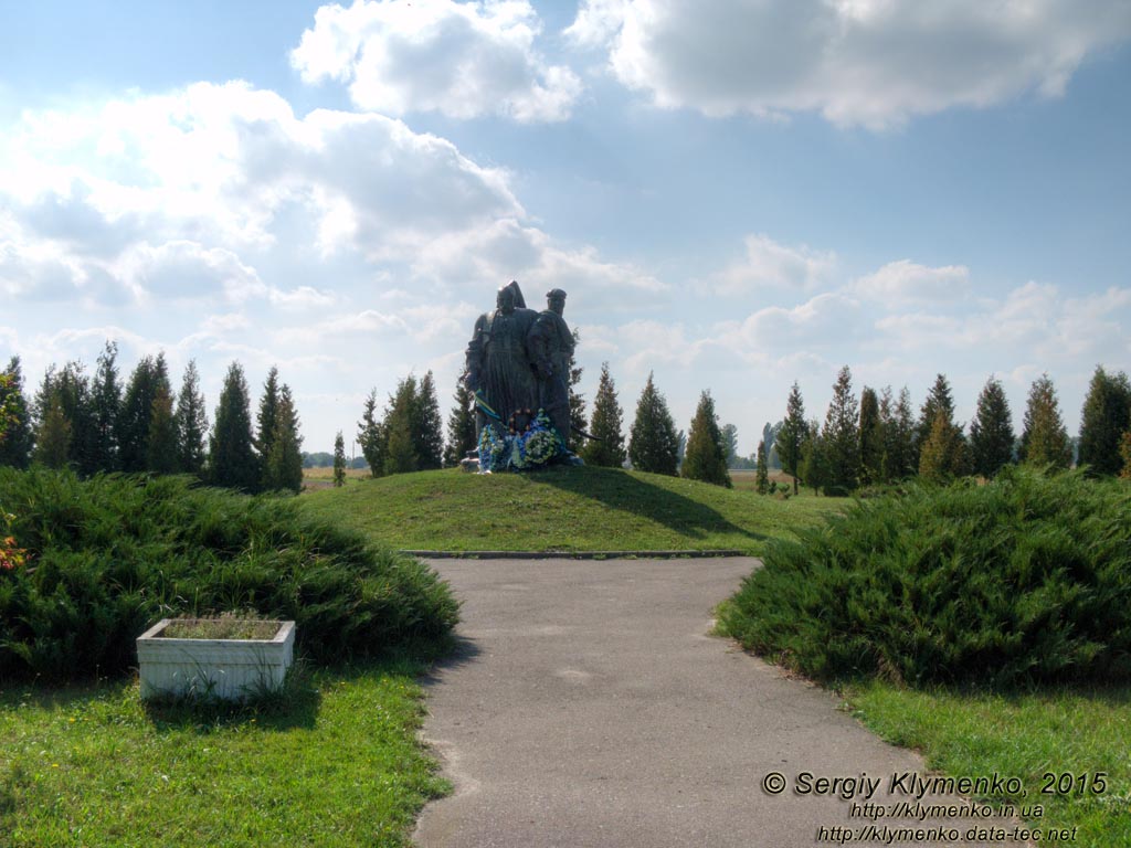 Ровенщина. Пляшева («Казацкие могилы»). Фото. Памятник казакам и крестьянам-повстанцам (скульптор Анатолий Кущ, 1991 год).