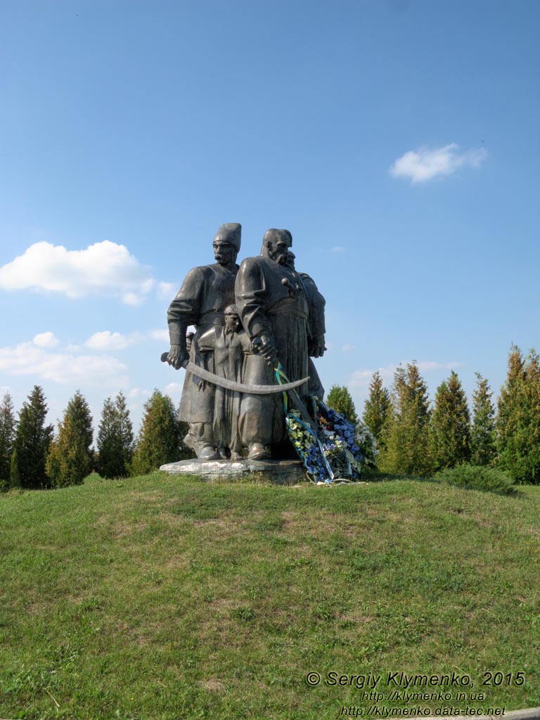 Ровенщина. Пляшева («Казацкие могилы»). Фото. Памятник казакам и крестьянам-повстанцам (скульптор Анатолий Кущ, 1991 год).