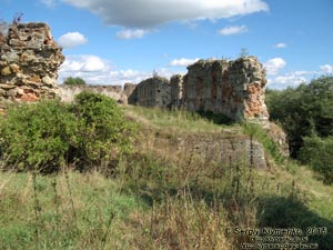 Ивано-Франковская область, Пнёв. Фото. Пнёвский замок, южный угол внешних стен, вид с юго-запада.