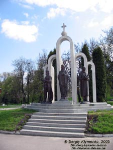 Острог. Памятник тем, кто создавал славу Острога.