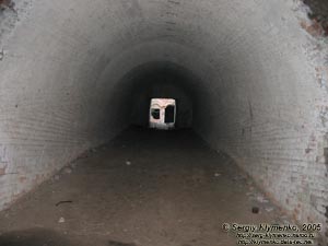 Тараканов. Дубенский форт; почти посредине подземного коридора, вид в сторону ядра форта.