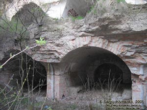 Тараканов. Дубенский форт; остатки казематов, первый этаж.