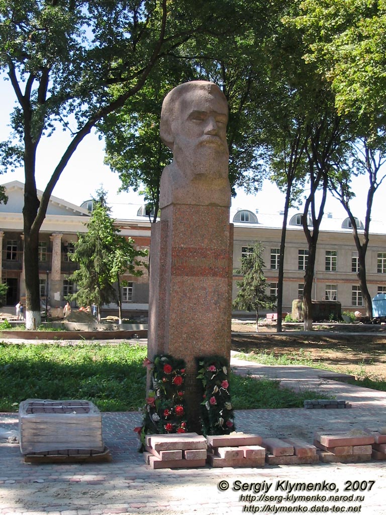 Полтава. Фото. Памятник Н. В. Склифосовскому (улица Шевченко 23).
