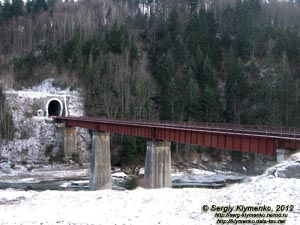 Карпаты, Ивано-Франковская область, Яремче. Фото. Железнодорожный мост через реку Прут и железнодорожный тоннель сквозь гору.