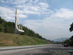 Львовская область. Сколе. Фото. Скульптурная композиция «Трембиты» на перевале Тухольские ворота при въезде в город Сколе со стороны Львова (49°03'10"N, 23°31'57"E).