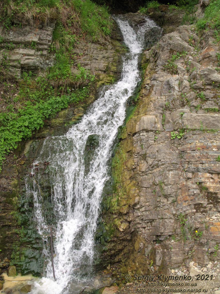 Ивано-Франковская область, Черемош. Ручей и водопад Сикавка (48°13'25"N, 25°06'20"E) рядом с памятником Тарасу Шевченко.