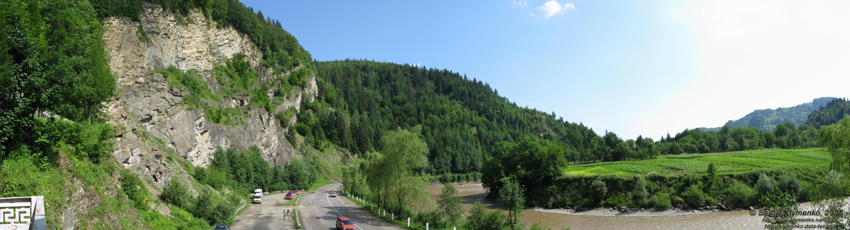 Ивано-Франковская область, Черемош. Вид на реку и Сокольскую скалу (48°13'31"N, 25°06'19"E) с лестницы к памятнику Тарасу Шевченко (панорама ~120°).