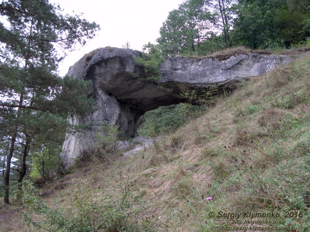 Львовская область. Село Дуброва. Фото. «Храм Солнца» - камень Дырявец (49°30'54"N, 24°04'38"E).