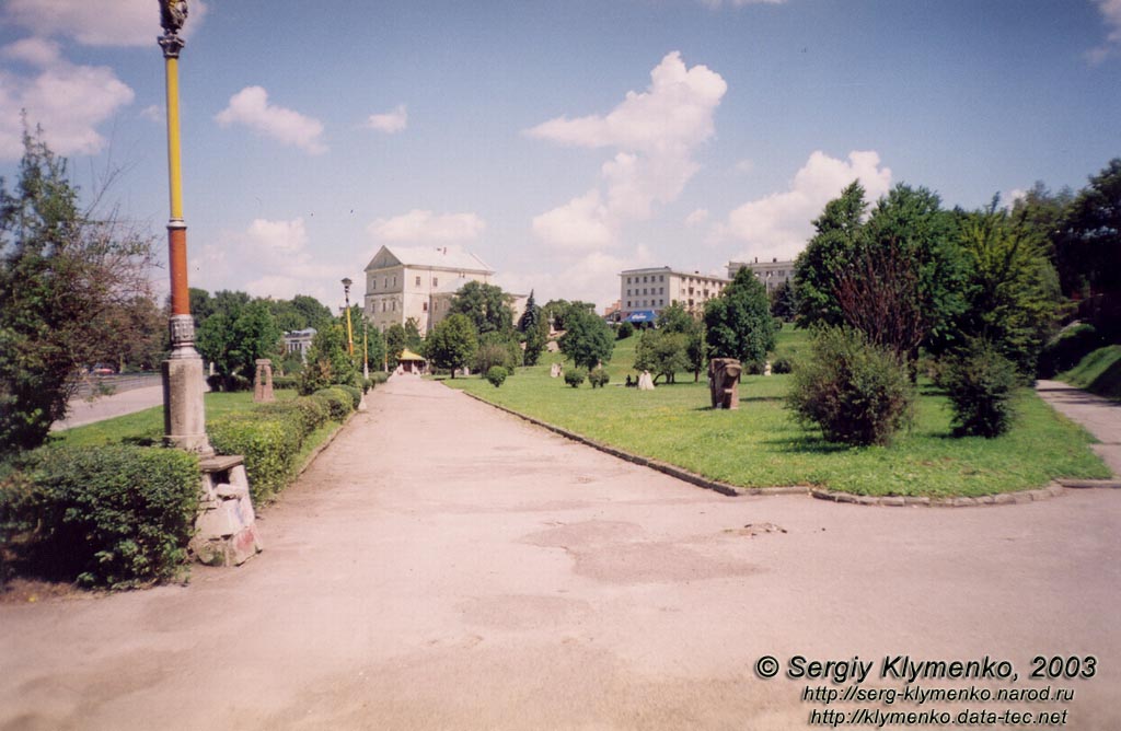 Тернопіль. Замок (пам`ятка архітектури 1540 р.) Вид з набережної Тернопільського ставу.