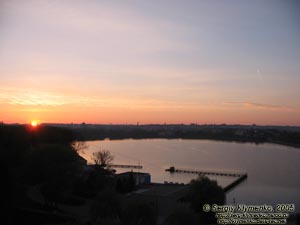 Тернополь. Фото. Восход Солнца над городом и Тернопольским озером.