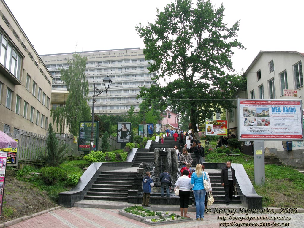 Трускавец, Львовская область. Фото. Курортный парк города Трускавец. Новая лестница вверх от центральной аллеи-площади.