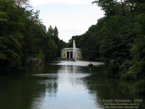 Умань, парк «Софиевка». Вид на Нижний пруд, фонтан "Змея" и павильон Флоры.