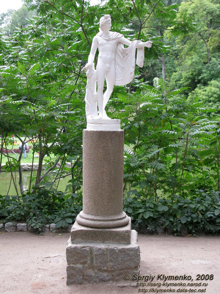 Умань, парк «Софиевка». Статуя «Аполлон Бельведерский».