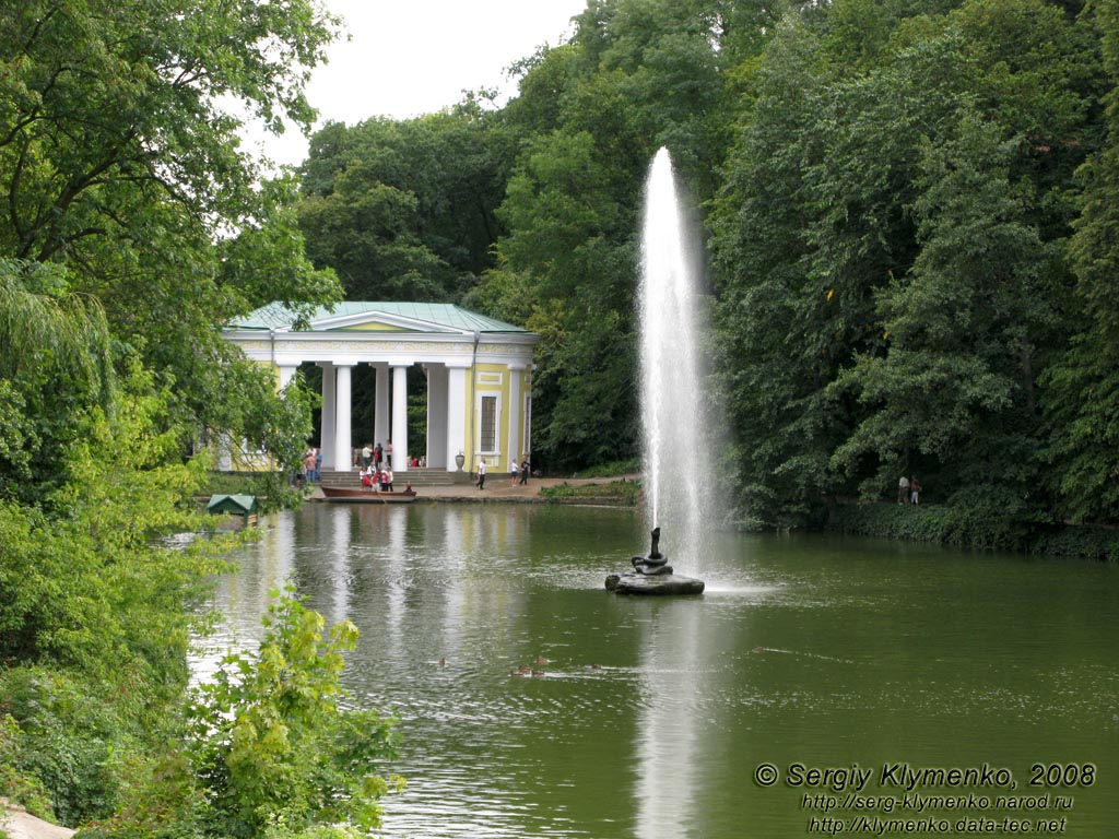 Умань, парк «Софиевка». Вид на Нижний пруд, фонтан "Змея" и павильон Флоры с Бельведера.