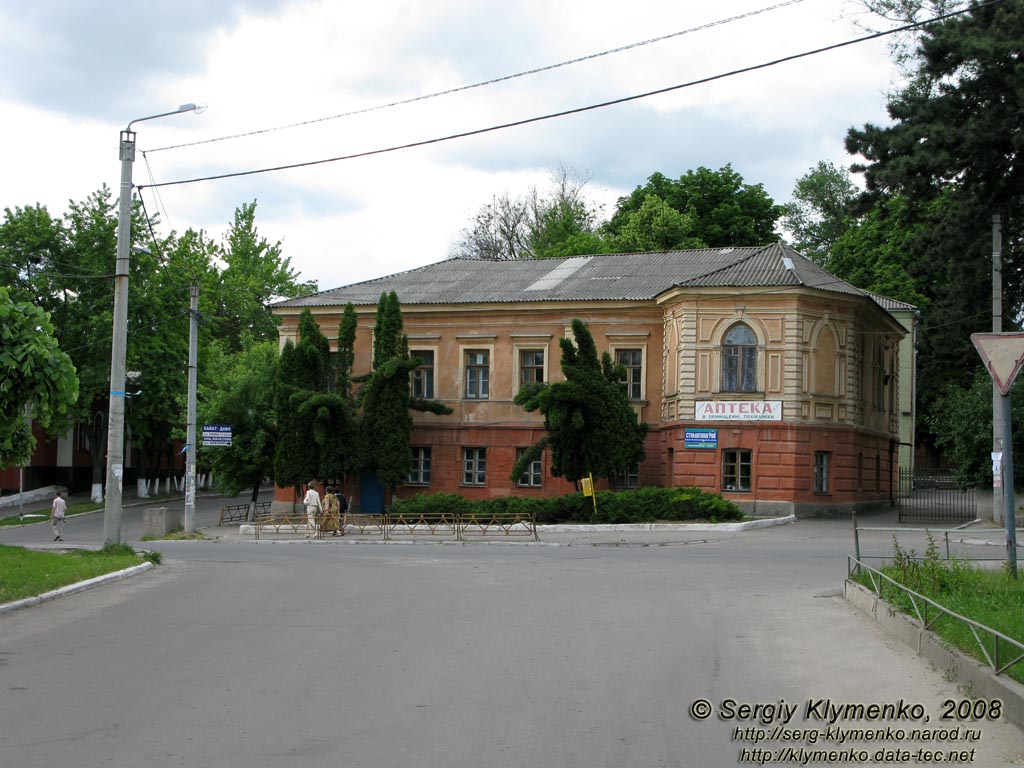 Умань. Фото. По улицам Умани, здание детской поликлиники (угол улиц Садовая и Шевченко).