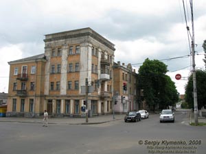 Умань. Фото. По улицам Умани, бывшие отели «Лондон» и «Бристоль» (швейная фабрика), памятник архитектуры, 1901 год (ул. Советская, 10).