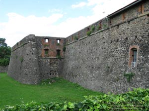 Ужгородский замок. Фото. Сухой ров и внешние оборонительные стены (юго-западная сторона замка).