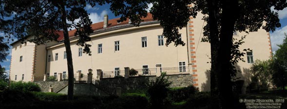 На территории Ужгородского замка. Фото. Главный корпус замка - цитадель (юго-западный фасад).