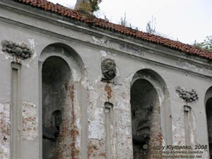 Волынь. Олыка. Фото. Колокольня Троицкого костела, фрагмент фасада.