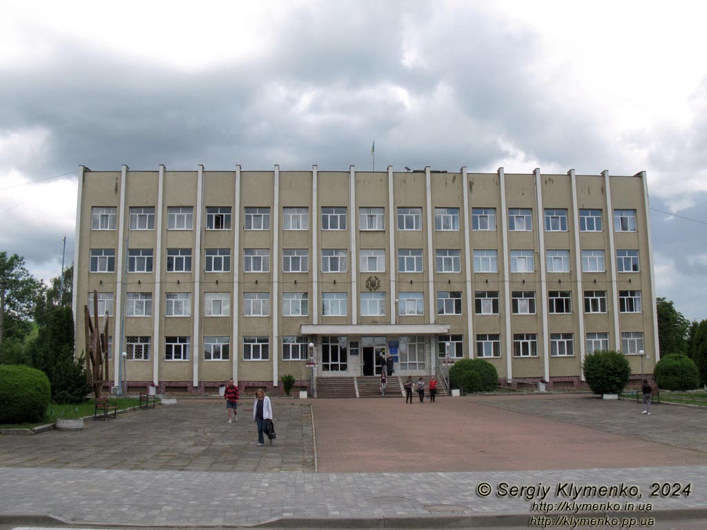 Борислав (Львовская область). Фото. Здание Бориславского городского совета (ул. Тараса Шевченко, 42).