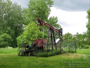 Борислав (Львовская область). Фото. В парке культуры и отдыха. Нефтедобывающий станок-качалка.