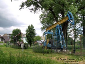 Борислав (Львовская область). Фото. В парке культуры и отдыха. Нефтедобывающий станок-качалка.