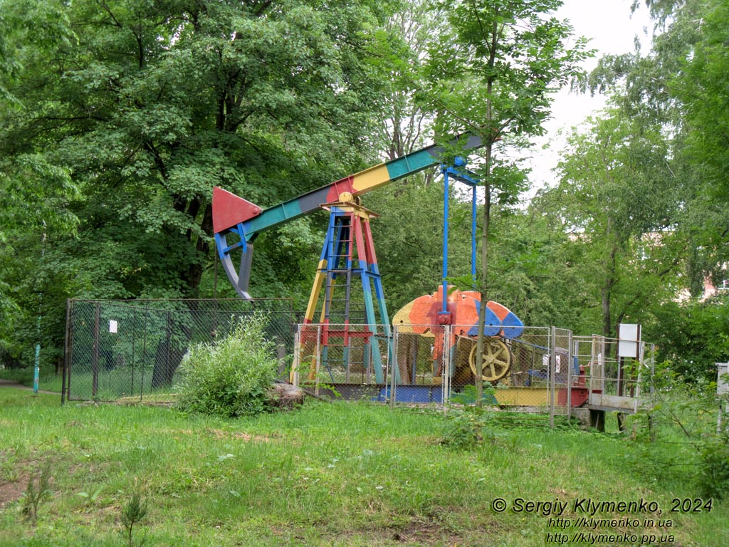 Борислав (Львовская область). Фото. В парке культуры и отдыха. Нефтедобывающий станок-качалка.