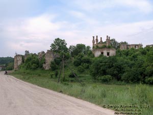 Новомалин (Ровненская область). Фото. Новомалинский замок - памятник архитектуры XIV века (50°17'48"N, 26°22'15"E). Вид с юга (от Новомалинского пруда).