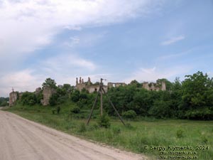 Новомалин (Ровненская область). Фото. Новомалинский замок - памятник архитектуры XIV века (50°17'48"N, 26°22'15"E). Вид с юга (от Новомалинского пруда).